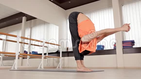 运动员男子使躯干旋转坐在地板上的健身房瑜伽练习健康生活灵活性视频的预览图