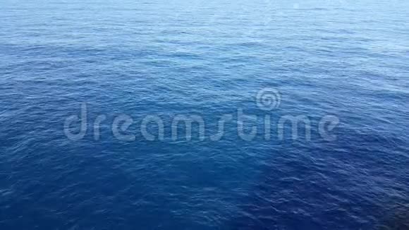 海波特写水面上一片亮天海洋背景照片亮蓝透明水面视频的预览图