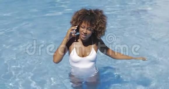 女人在游泳池里掉电话视频的预览图