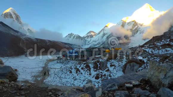 PumoriNuptse和珠穆朗玛峰山脚下的GorakShep村的时间推移视图视频的预览图