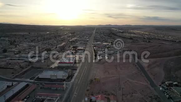 巴斯托社区的鸟瞰住宅城市和商业地产社区莫哈韦沙漠视频的预览图