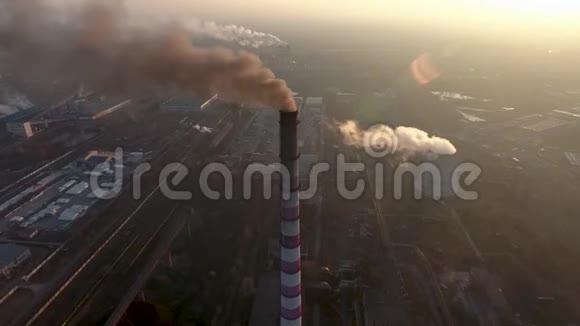 烟斗植物从鸟瞰烟雾视频的预览图