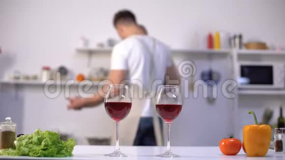 桌上有红酒厨房里有浪漫的情侣在后台跳舞视频的预览图