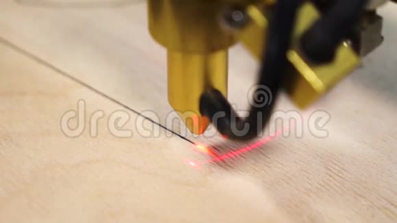 用于激光切割木材的机器关闭切割板并制作直线视频的预览图
