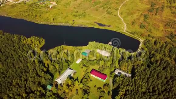 湖边森林的娱乐中心库存录像风景如画湖光山色的美丽旅游基地视频的预览图