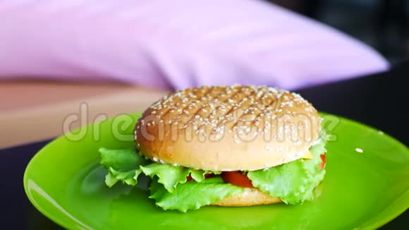 盘子里有干净美味的汉堡戴着黑色手套的女性手从盘子里拿出一个汉堡视频的预览图