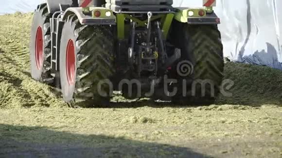 拖拉机车轮碾碎新切的农业植物农民收获动物植物视频的预览图
