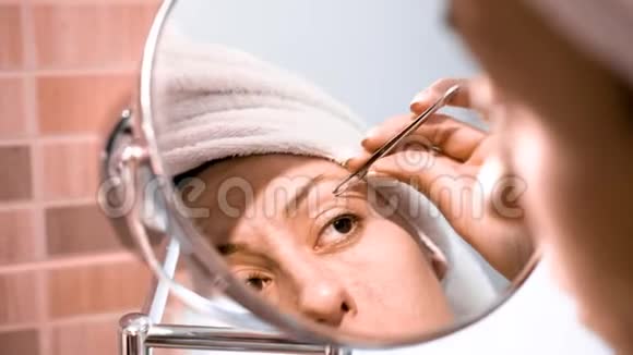 成年女性矫正眉毛照镜子视频的预览图