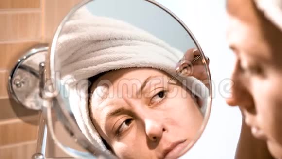成年女性矫正眉毛照镜子视频的预览图