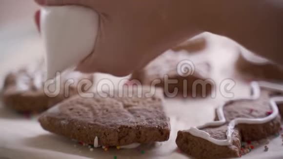 装饰姜饼饼干与皇家糖衣圣诞节视频的预览图