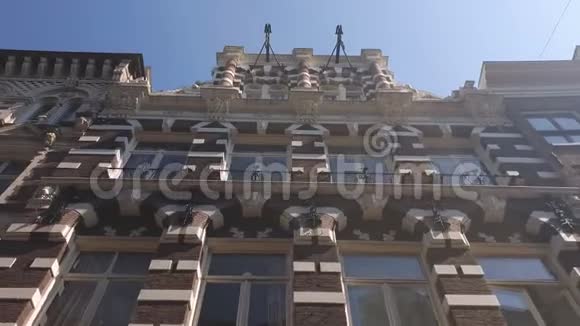 荷兰阿姆斯特丹的中部镜头移动和看看当地房屋的建筑视频的预览图