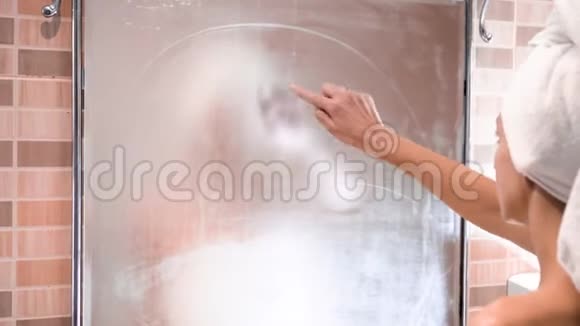 女孩在浴室的镜子上画了一个手指视频的预览图