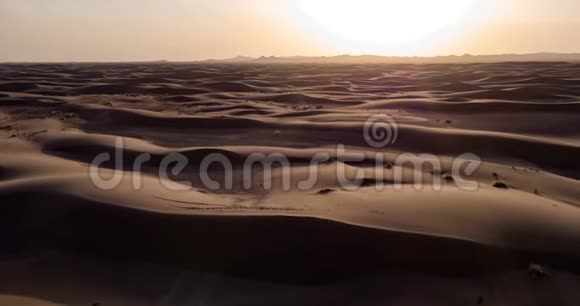 沙漠里的垃圾美丽的沙丘上的垃圾视频的预览图