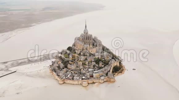 无人机在雄伟的圣米歇尔岛小镇周围飞行这是法国诺曼底低潮期间著名的地标视频的预览图