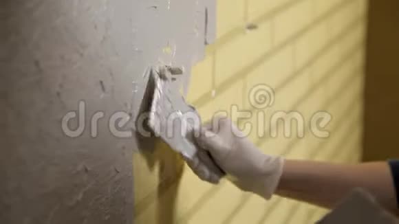 戴白色手套的女孩在修理前放了一堵墙蜘蛛网石膏光滑的墙壁视频的预览图