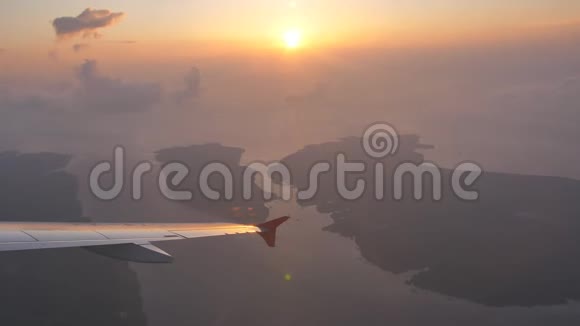 从飞机窗口可以看到努萨切宁根和努萨勒姆邦根两个岛屿印度尼西亚视频的预览图