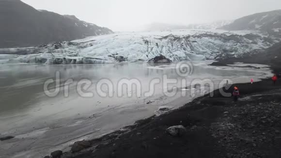 斯卡夫塔菲尔冰川泛观阴天冰岛美丽的景色瓦特纳霍卡尔附近的浅蓝色冰视频的预览图