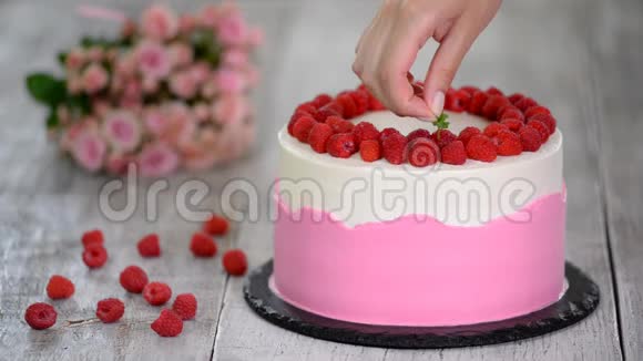 蛋糕加鲜粉奶油新鲜覆盆子和薄荷视频的预览图