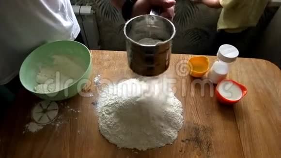 厨师在板上切饺子男人手里的厨师做鸡蛋自制面条高清1920x1080视频的预览图