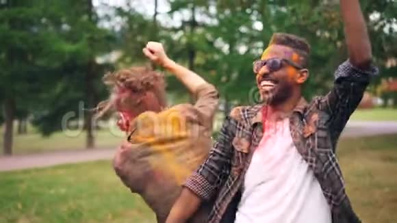 兴奋的白种人和非裔美国人在户外共舞的慢动作视频的预览图
