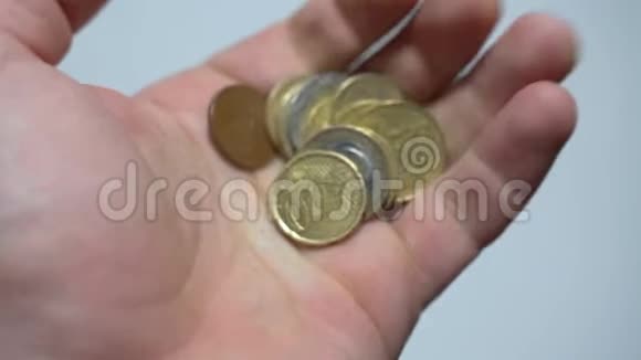在白色背景下紧握和计数欧元硬币的手视频的预览图