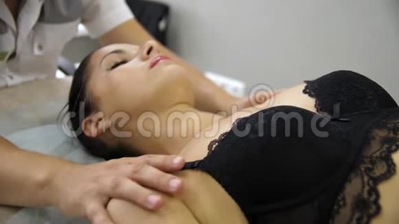 在按摩师的接待处做颈部按摩的女人男人手做颈椎按摩女孩视频的预览图