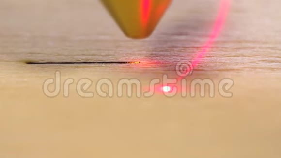 用于激光切割木材的机器关闭切割板并制作直线视频的预览图