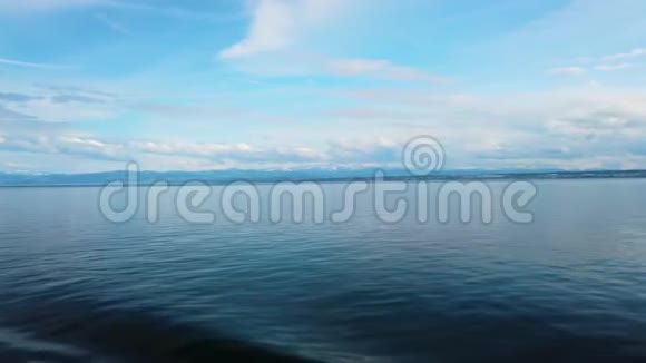 康斯坦斯湖的4K视频博登西游艇在湖上航行水是晶莹的蓝色在它的后面有高高的雪视频的预览图