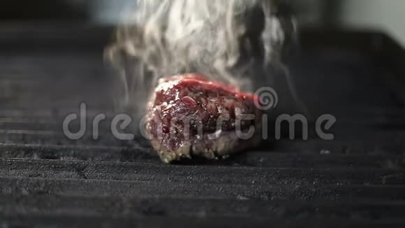 在餐馆用猪肉牛肉或任何红肉做的牛排视频的预览图