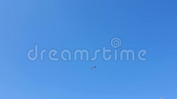 直升机在晴朗无云的天空中飞行视频的预览图