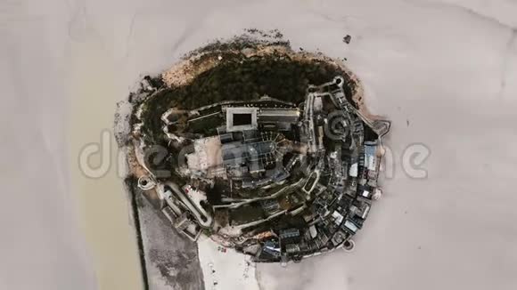 无人机在著名的圣米歇尔岛小镇要塞上左转这是法国诺曼底标志性的观光地标视频的预览图
