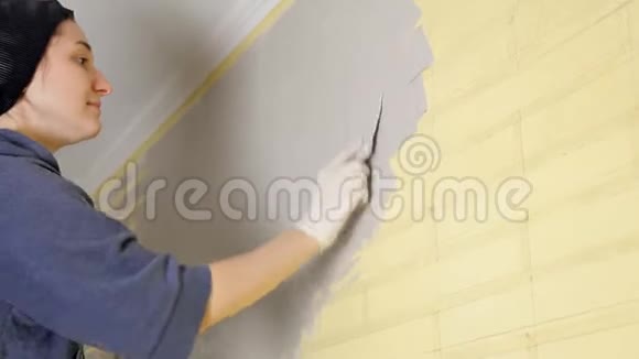重建房屋在粉刷房屋前在公寓内建造一座年轻女子腻子墙视频的预览图