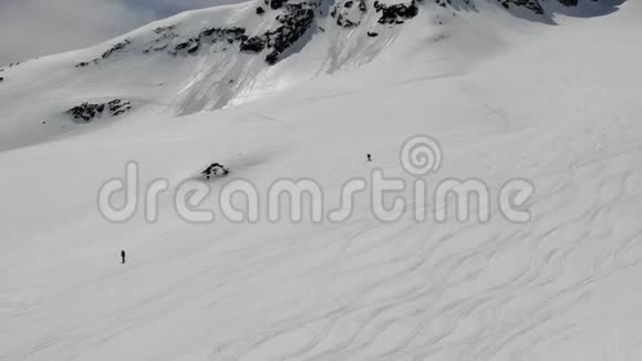 雪山上的一小群人从上面看视频的预览图
