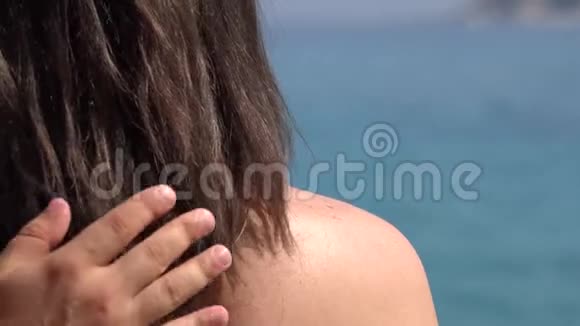 暑假男人手抚女人肩膀视频的预览图
