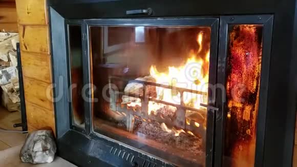 老式室内壁炉有燃烧的树林视频的预览图