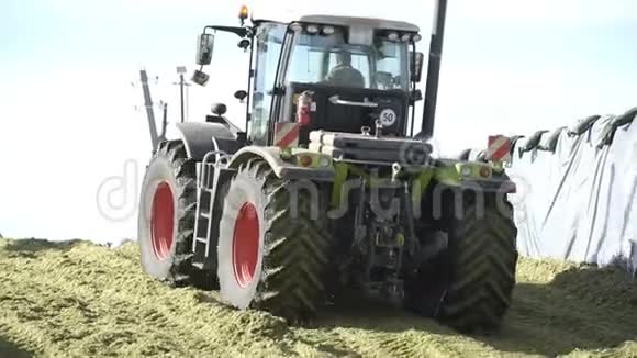 拖拉机车轮碾碎新切的农业植物农民收获动物植物视频的预览图