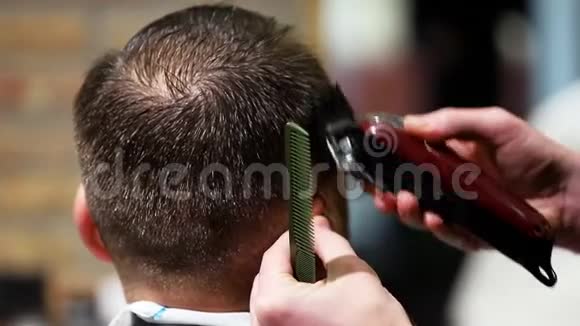 年轻英俊的白种人在一家现代理发店理发无缝环视频的预览图