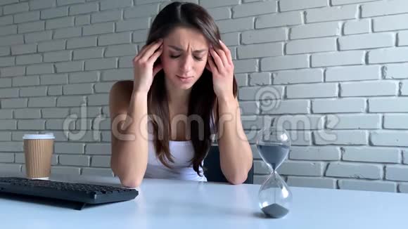 坐在办公桌前的女人对她的工作计划有问题视频的预览图