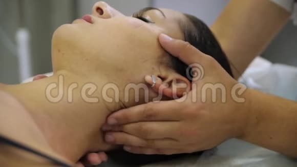 在按摩师的接待处做颈部按摩的女人男人手按摩颈椎到视频的预览图