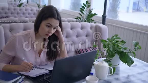 加班工作劳累的工作女性使用笔记本电脑远程工作到远程业务规划视频的预览图