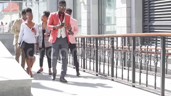 时髦的非洲男人正赶着去约会视频的预览图