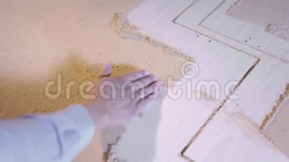 手工木工取木尘行动在车间木工后用手擦拭桌子上覆盖着木屑数额视频的预览图