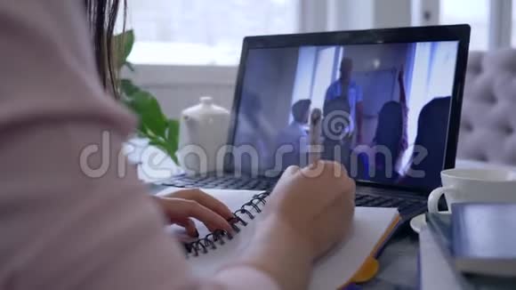 在线培训女性使用笔记本电脑进行视频教育和远程工作讨论在笔记本上做笔记视频的预览图