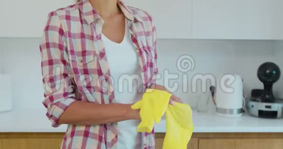 决心的妻子准备开始打扫家庭戴上黄色手套视频的预览图