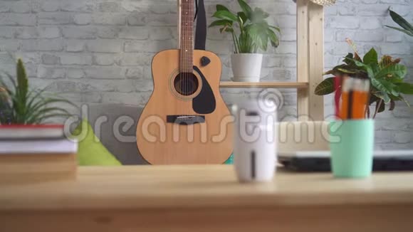 超声波加湿器在吉他背景下工作视频的预览图