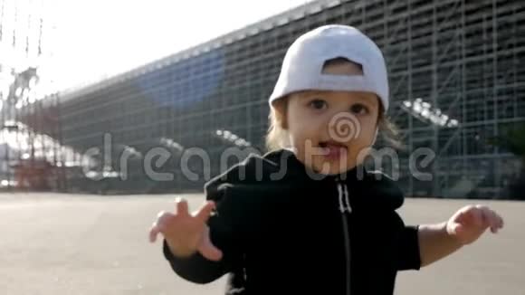 戴着帽子跑的小儿子视频的预览图