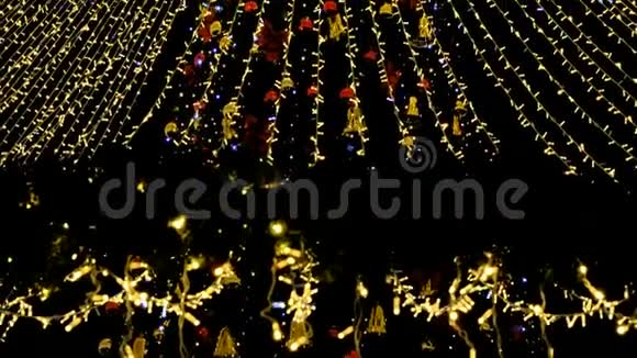 美丽的圣诞树装饰着花环和户外之夜视频的预览图