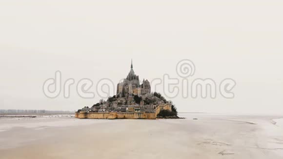 美丽的空中射击无人机上升附近雄伟的圣米歇尔山标志性的潮汐岛与修道院在诺曼底法国视频的预览图