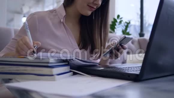 在线商业成功的自由职业者女性结合工作和学习使用现代计算机技术和智能手机视频的预览图