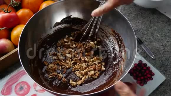 女人混合配料用搅拌器烹饪巧克力蛋糕面包店视频的预览图